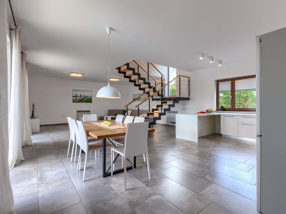 Table, Furniture, Chair, Houseplant, Building, Wood, Interior Design, Flooring, Plant, Floor