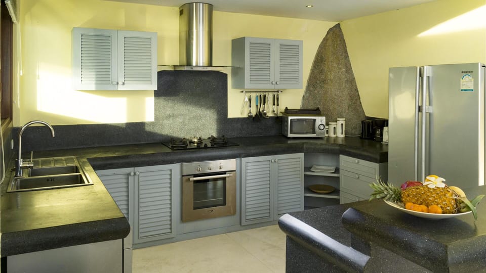 Modern full kitchen with granite countertops and breakfast bar with bar stools