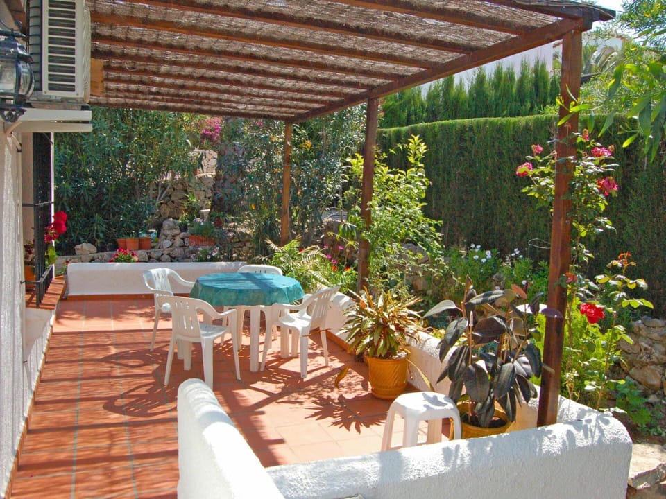 Plant, Property, Table, Flowerpot, Houseplant, Shade, Outdoor Furniture, Chair, Lighting, Building