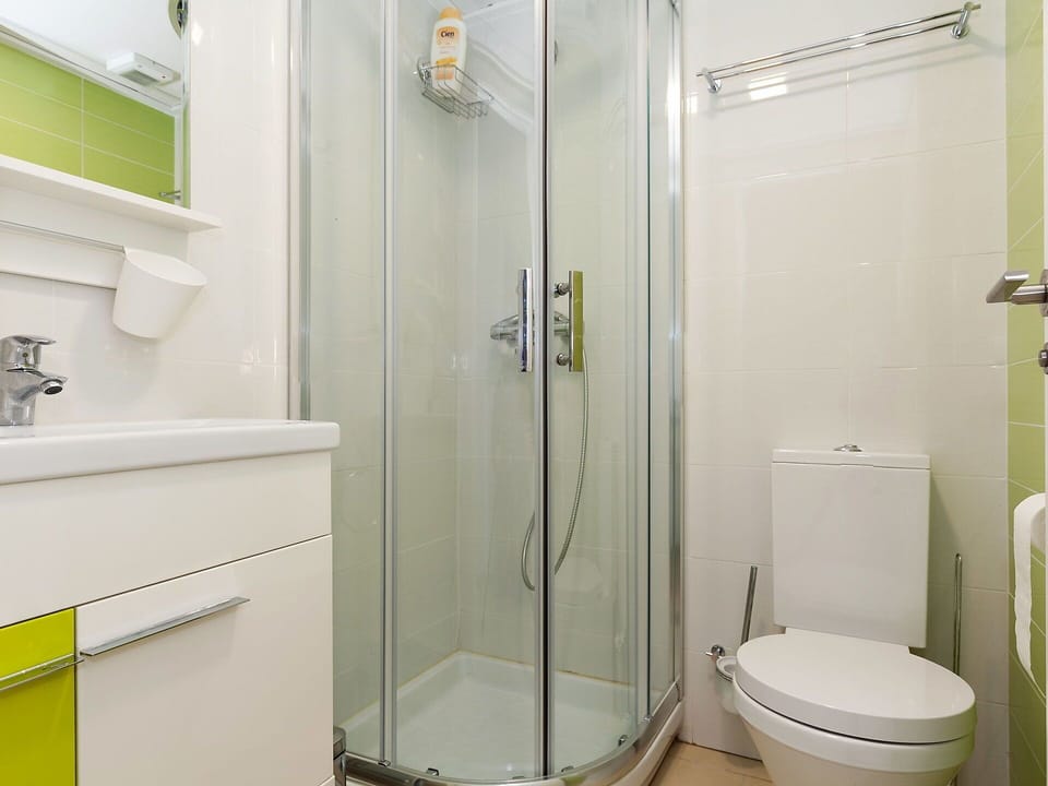 Bathroom, Property, Room, Plumbing Fixture, Bathroom Accessory, Toilet, Shower Door, Tap, Interior Design, Real Estate