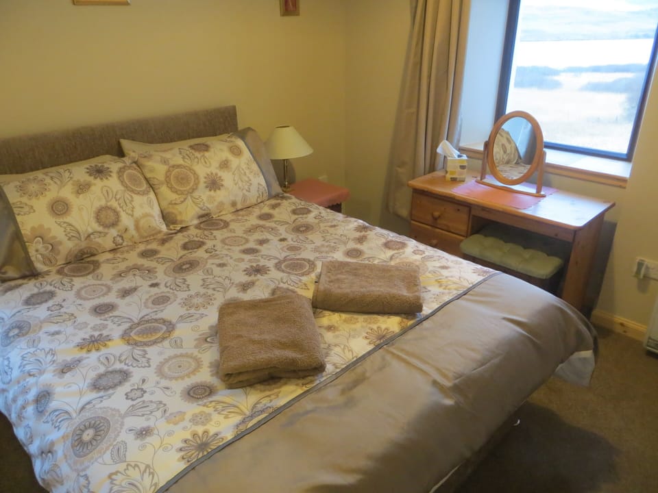 Downstairs kingsize bed.