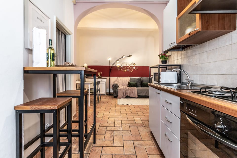 Full-size fridge, microwave, oven, stovetop