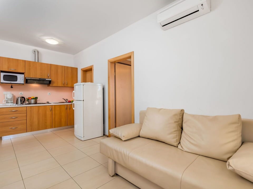 Room, Property, Furniture, Interior Design, Floor, Building, House, Real Estate, Living Room, Wall