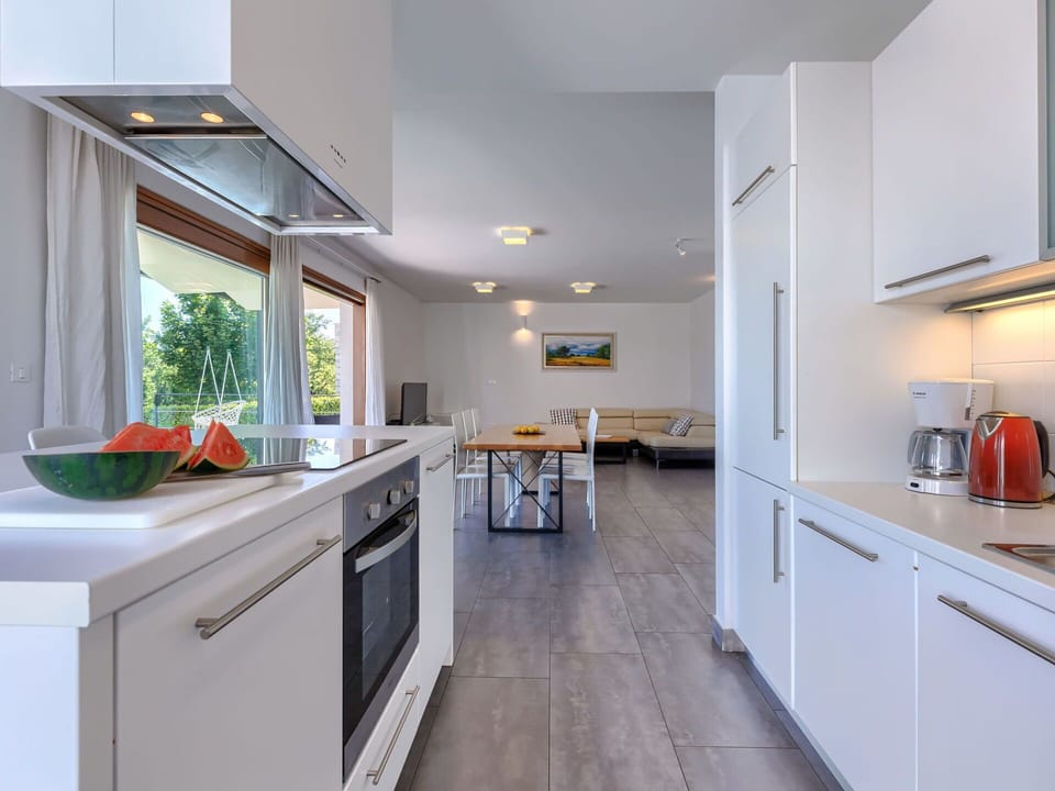 Countertop, Cabinetry, Property, Furniture, Building, Kitchen, Window, Home Appliance, Wood, Kitchen Appliance