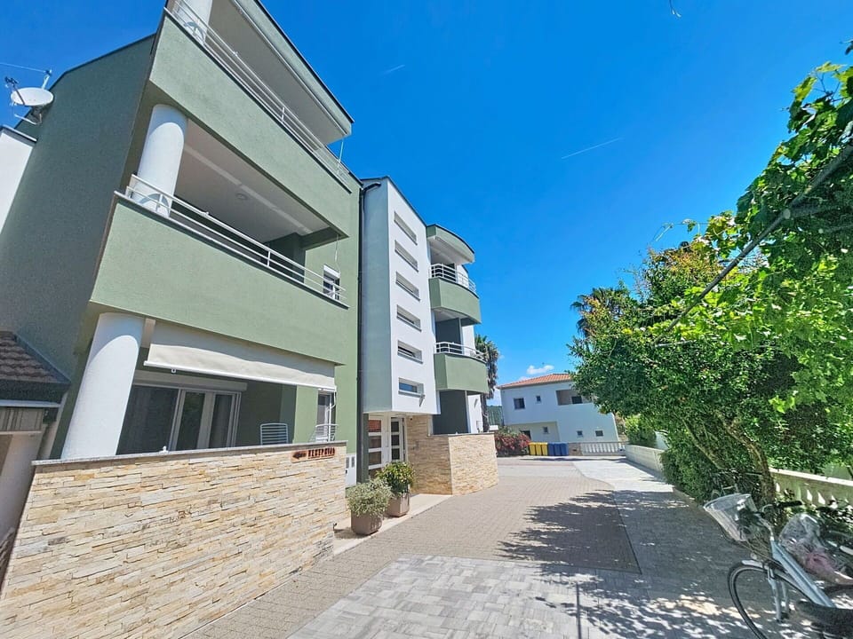 Apartment, Balcony, Condominium, Shade, Driveway, Walkway, Hotel
