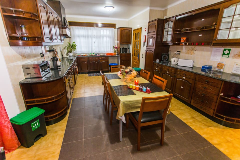 Double Room | Shared kitchen | Shared fridge, microwave, toaster, cookware/dishes/utensils