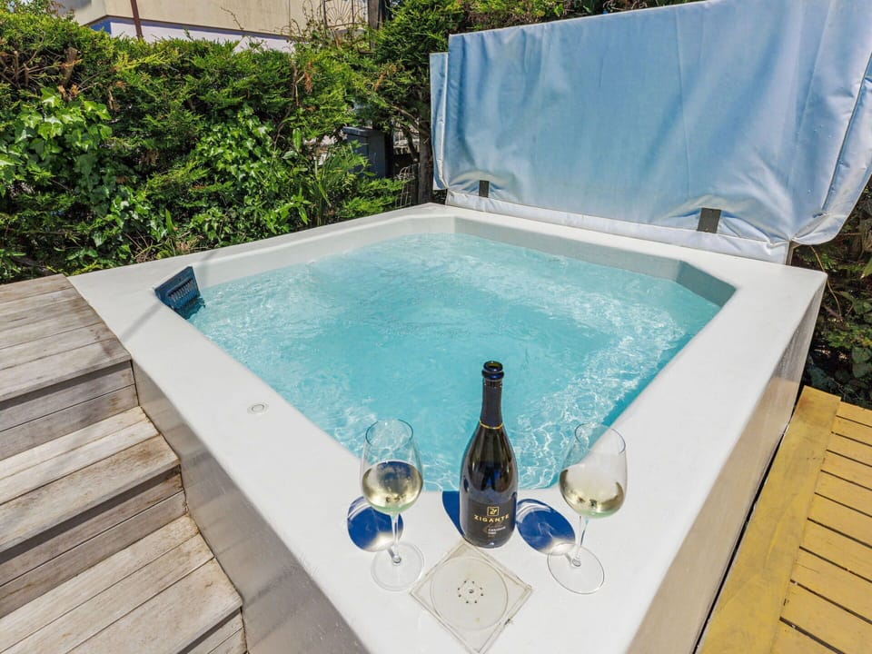 Bathtub, Plumbing Fixture, Composite Material, Swimming Pool, Jacuzzi, Leisure, Houseplant, Resort, Water Feature