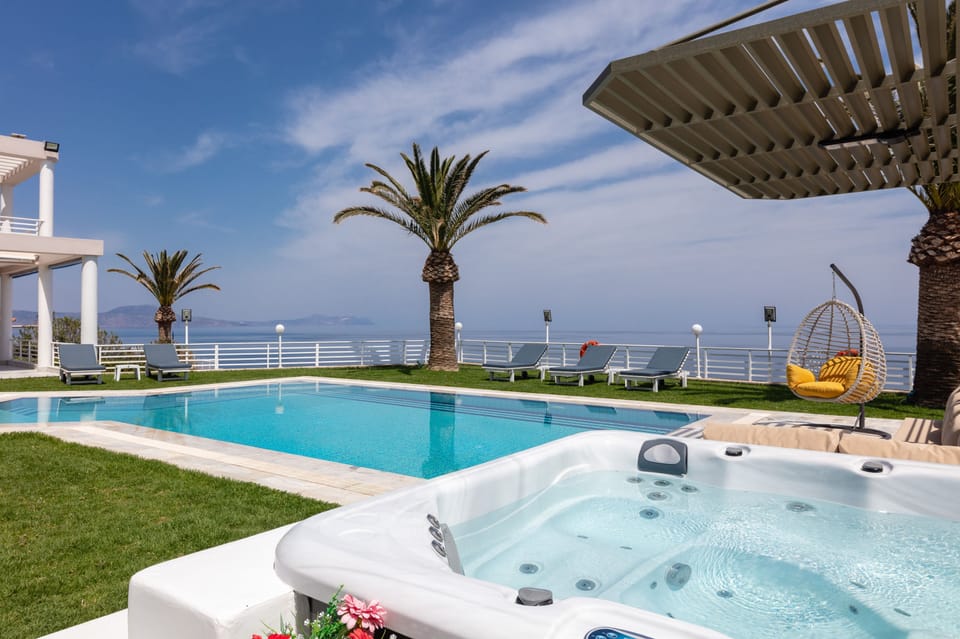 Hot tub for 5 people and sea view from the veranda