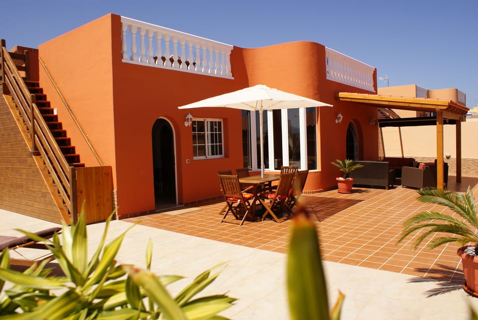 Breakfast eating outside kitchen or pergola off lounge
