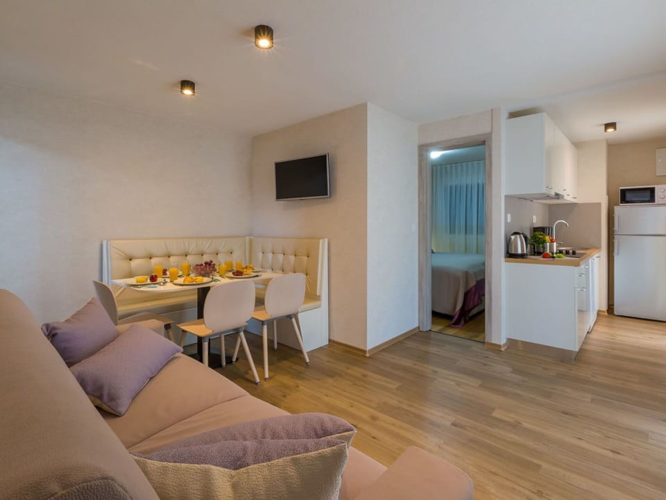 Room, Property, Furniture, Floor, Interior Design, Living Room, Building, Wood Flooring, Ceiling, House