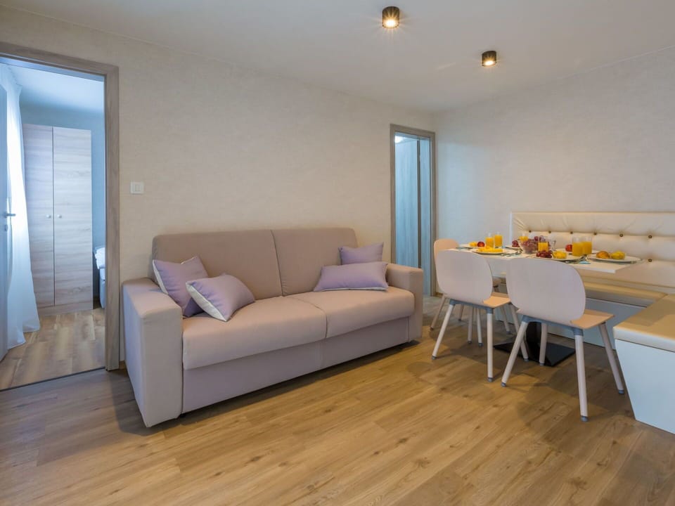 Room, Furniture, Property, Floor, Wood Flooring, Interior Design, Living Room, Laminate Flooring, Yellow, Wall