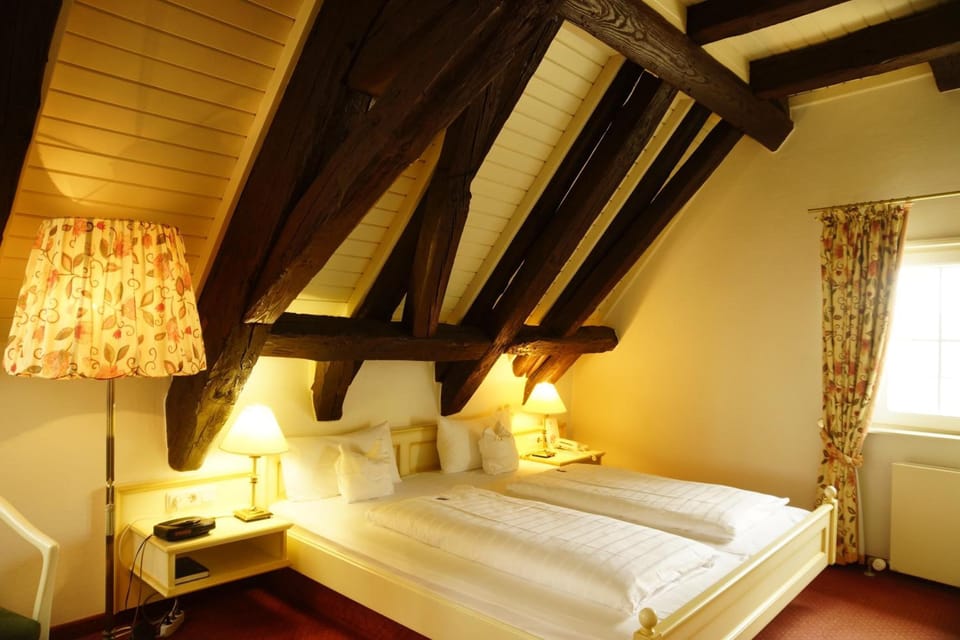 Desk, WiFi, bed sheets