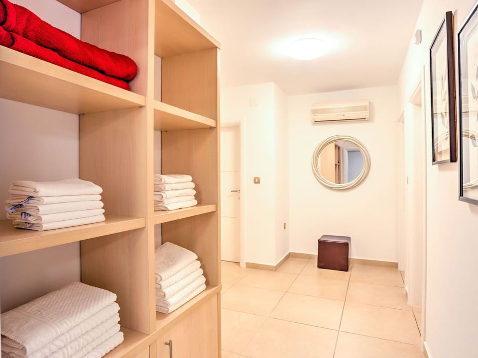 Bathroom, Property, Tile, Room, Wall, Tap, Toilet, Plumbing Fixture, Toilet Seat, Interior Design