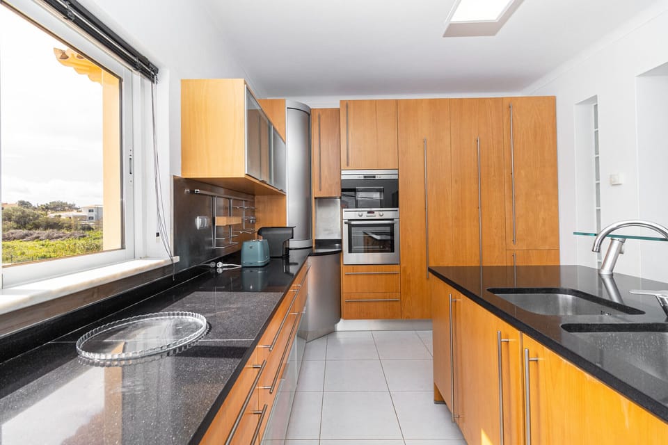Fully equipped kitchen.