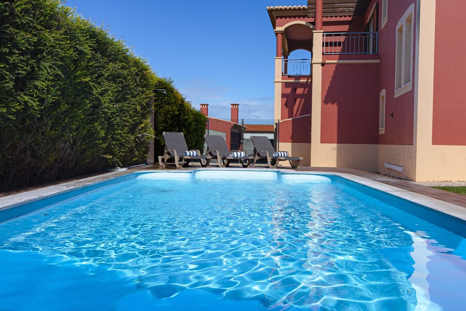 Private pool and sun terrace — Villa Farol, holiday villa in Vila do Bispo