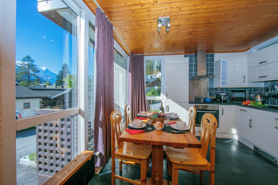 Luminous dining area and well equipped kitchen