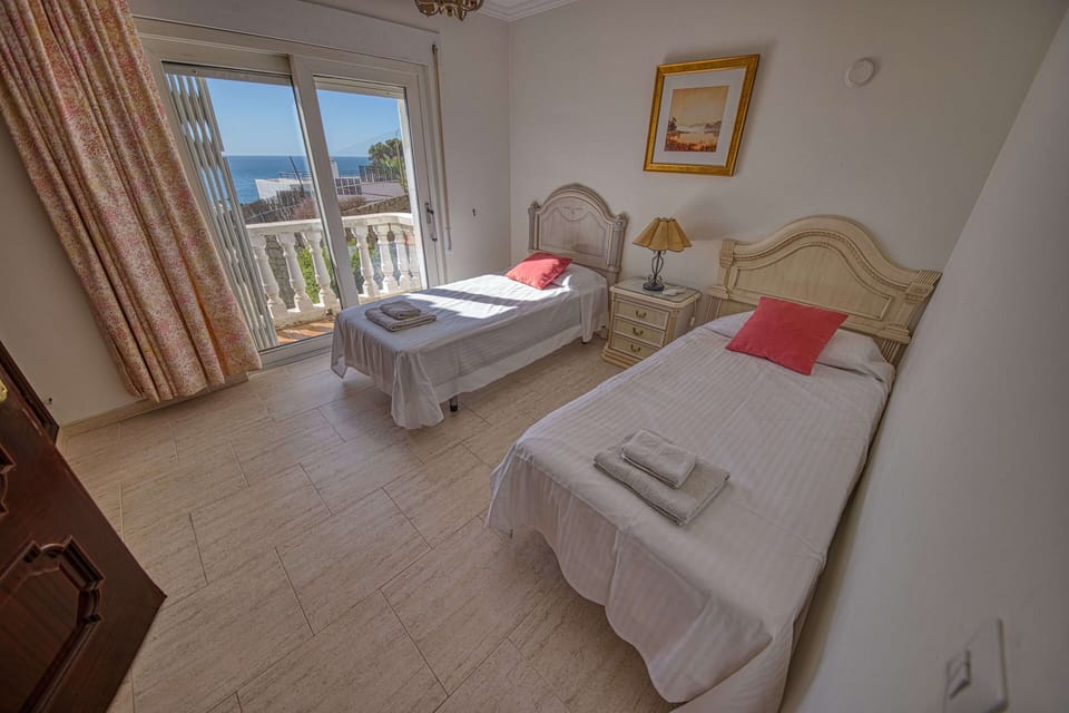Twin bedroom upstairs with sea views 