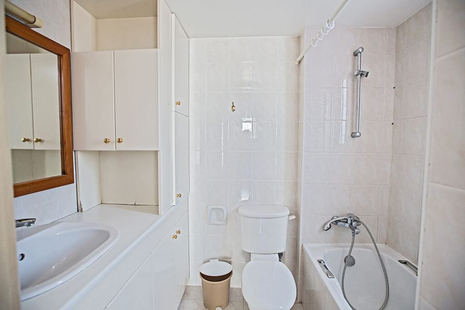 En Suite Bathroom with bathtub, overhead shower and WC