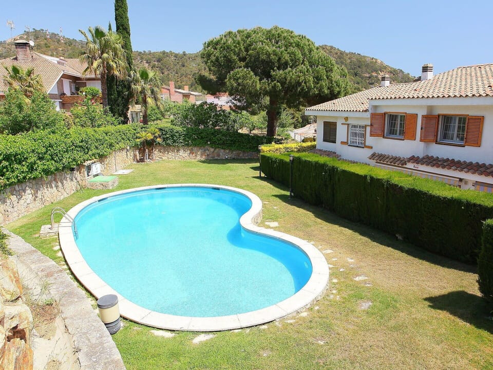 Property, Swimming Pool, House, Real Estate, Building, Villa, Estate, Grass, Leisure, Vacation