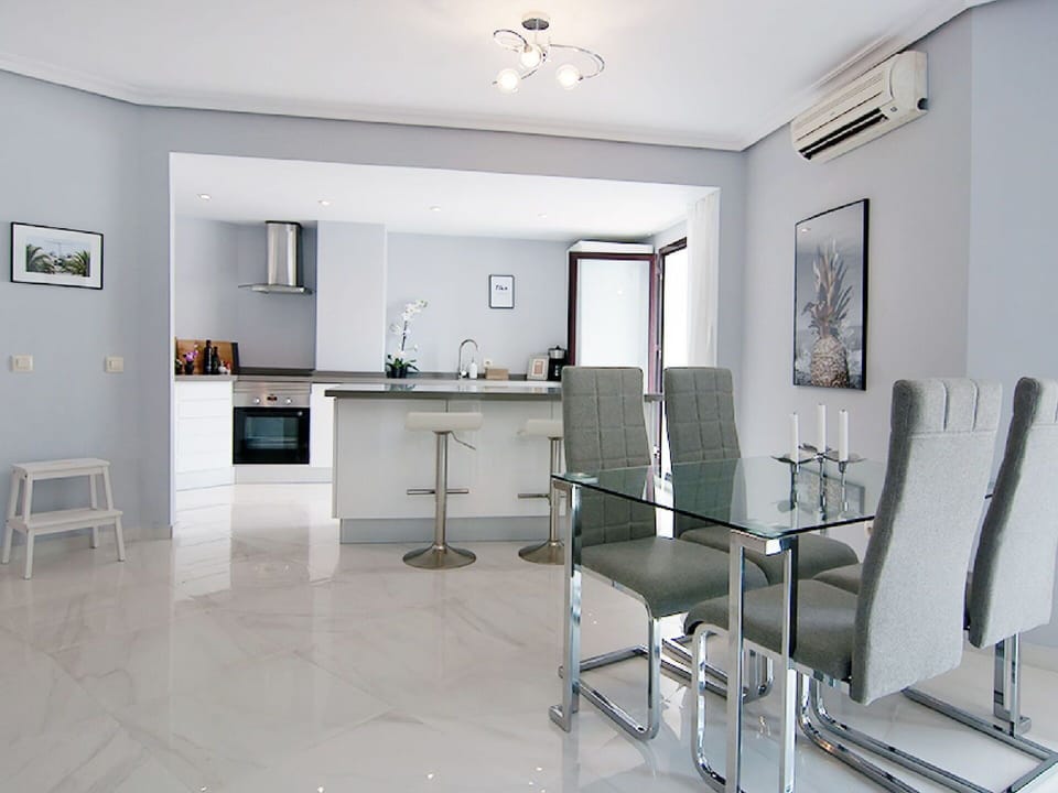 Room, Furniture, Interior Design, Property, Building, Ceiling, Table, Floor, Living Room, House