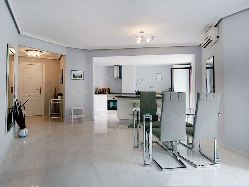 Ceiling, Room, Property, Interior Design, Building, Floor, House, Furniture, Architecture, Flooring