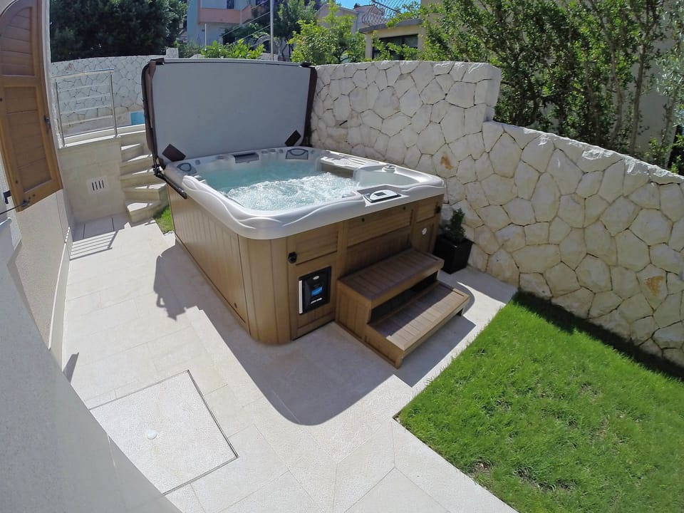 Property, Grass, Jacuzzi, House, Architecture, Backyard, Plant Community, Floor, Landscaping, Plant