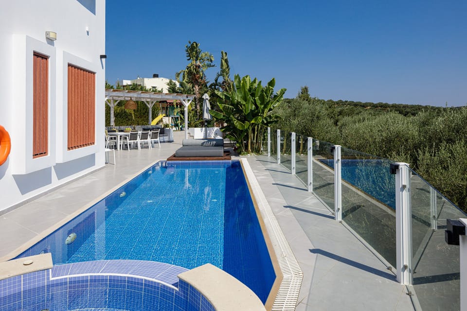 Stimulating pool surroundings.