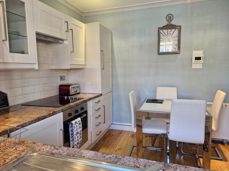Good size eat-in kitchen (table seats up to 6) is fully equipped. 