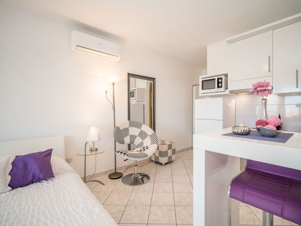 Room, White, Furniture, Property, Bedroom, Interior Design, Purple, Bed, Floor, Pink