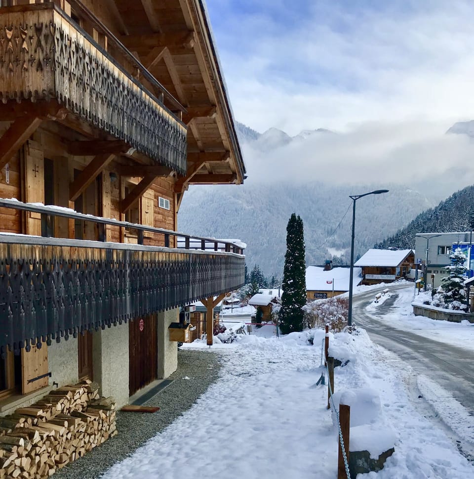  Roc D'Enfer -100 steps to the lift, ski school and ice rink.