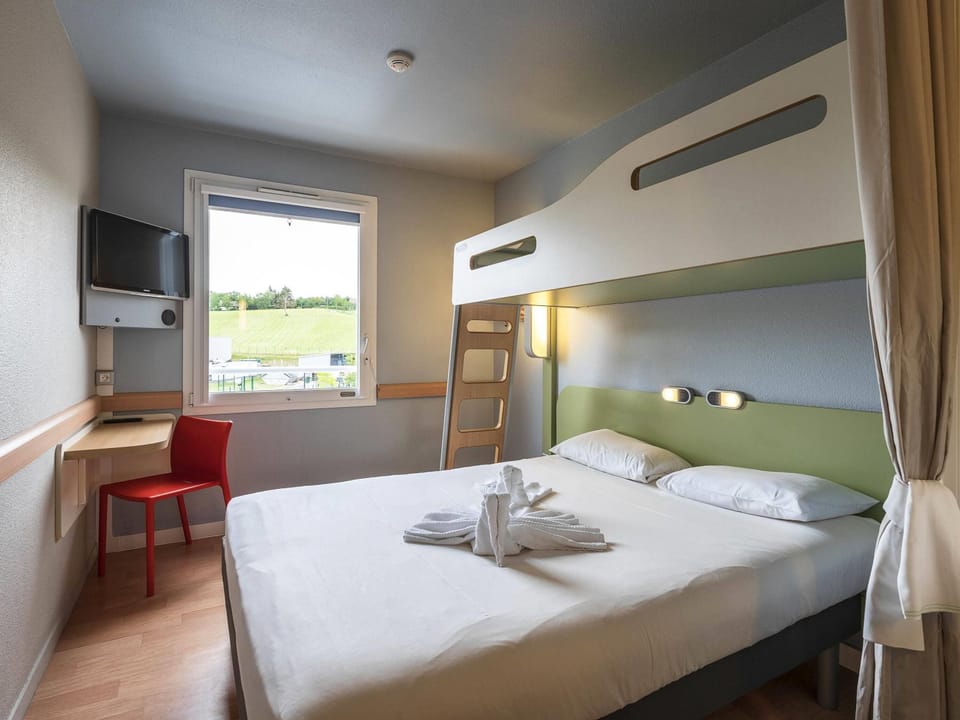 Triple Room, Multiple Beds | Desk, blackout drapes, free cribs/infant beds, free WiFi
