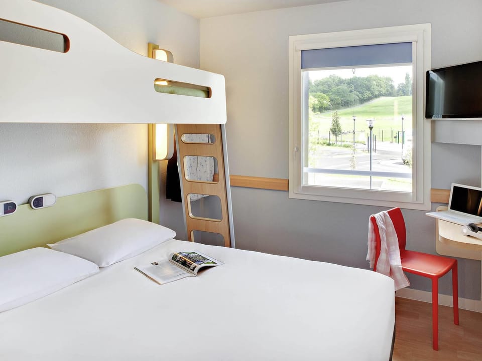 Triple Room, Multiple Beds | Desk, blackout drapes, free cribs/infant beds, free WiFi