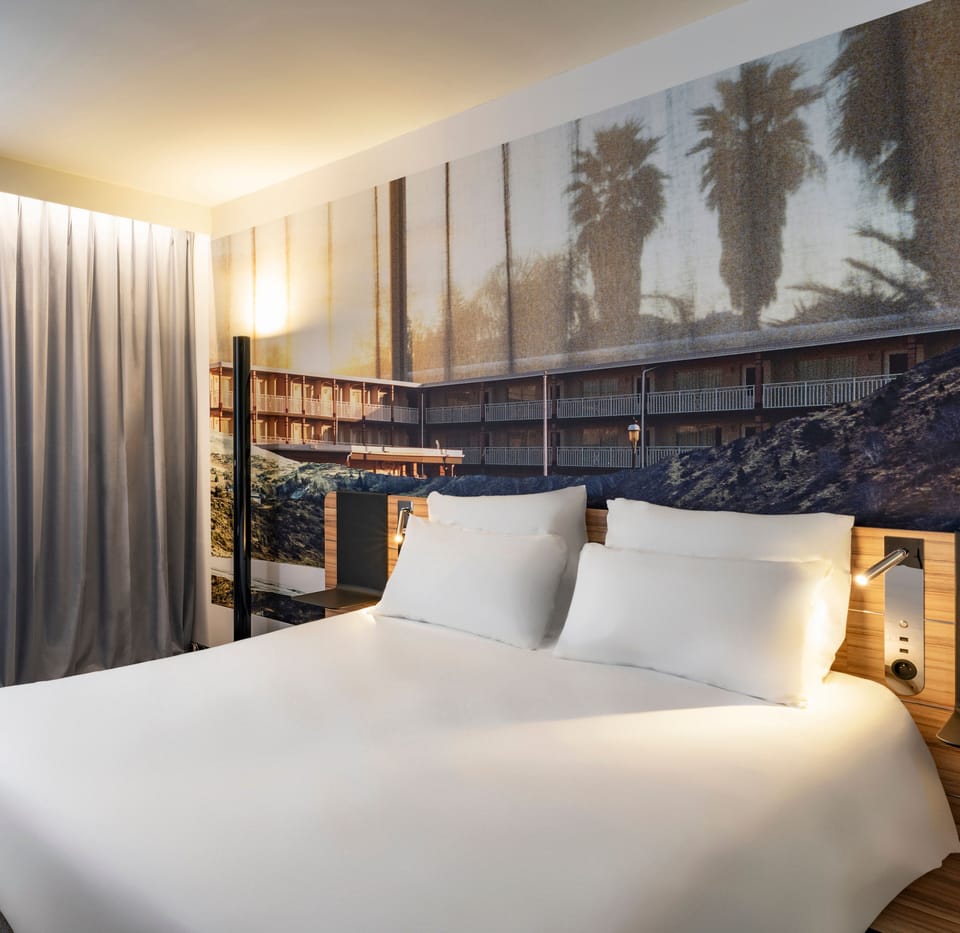 Classic Room, 1 Double Bed | In-room safe, desk, blackout drapes, soundproofing