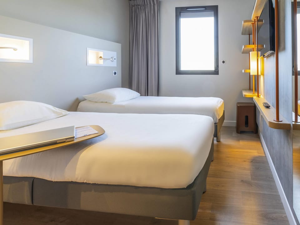 Twin Room, 2 Twin Beds | Soundproofing, free cribs/infant beds, free WiFi, bed sheets