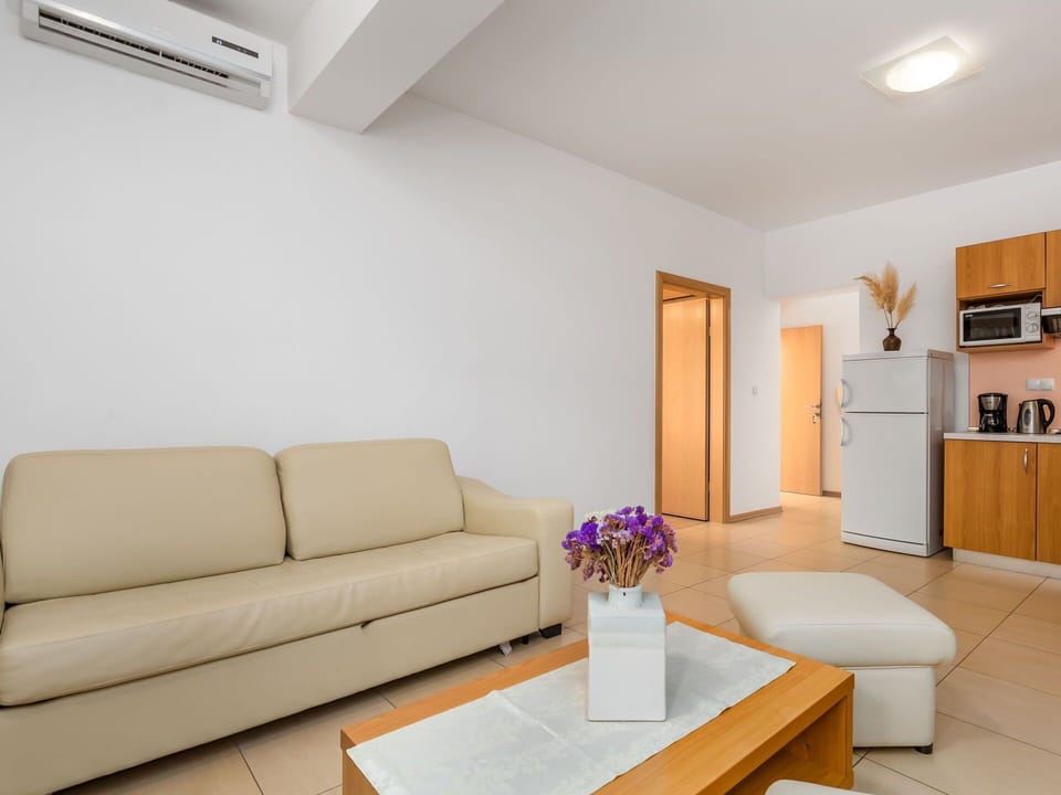 Room, Property, Furniture, Living Room, Interior Design, Building, Real Estate, Floor, Yellow, Ceiling
