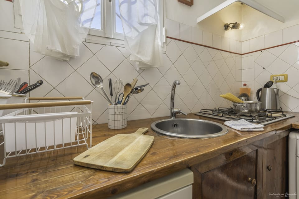 Romantic Apartment, 1 Bedroom | Private kitchen | Fridge, microwave, oven, stovetop
