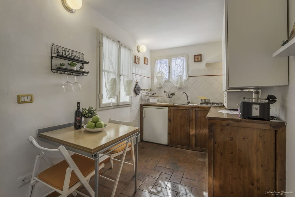 Romantic Apartment, 1 Bedroom | Private kitchen | Fridge, microwave, oven, stovetop