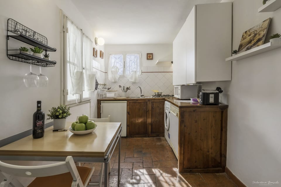 Romantic Apartment, 1 Bedroom | Private kitchen | Fridge, microwave, oven, stovetop