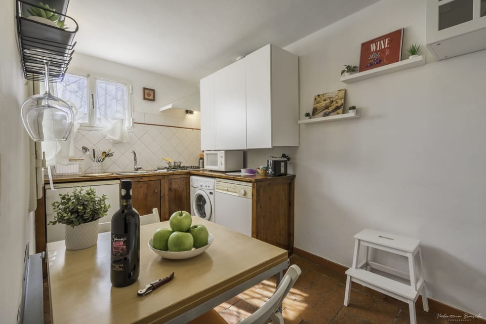 Romantic Apartment, 1 Bedroom | Private kitchen | Fridge, microwave, oven, stovetop