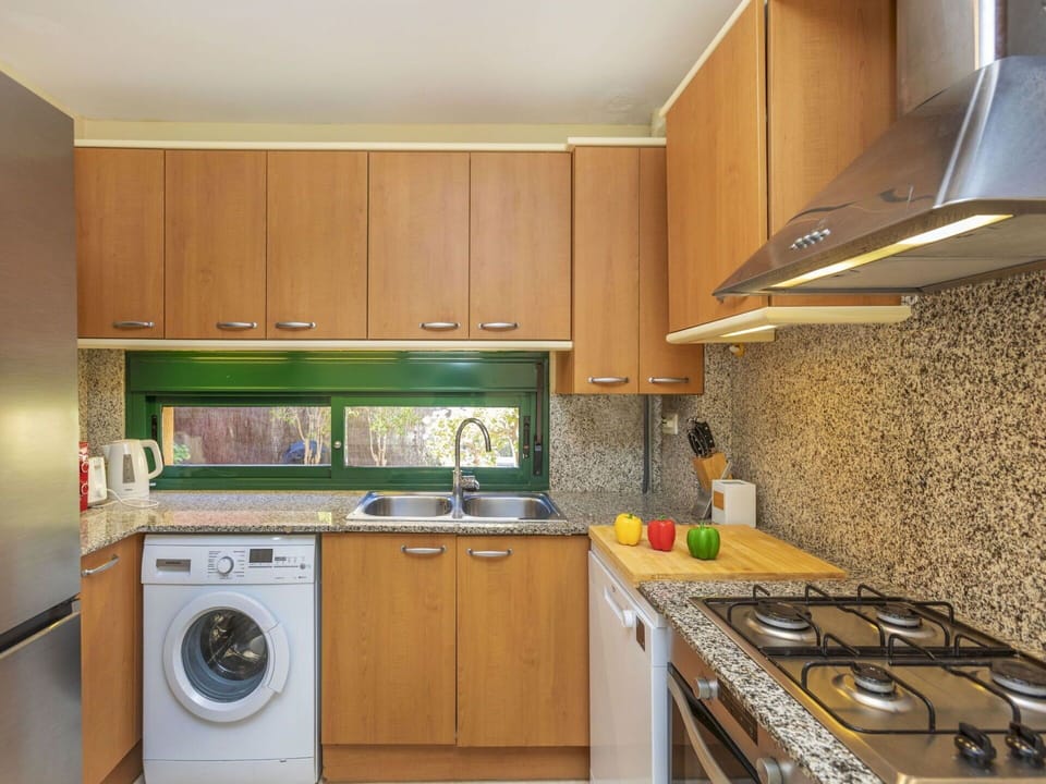 Kitchen, Kitchen Appliance, Countertop, Major Appliance, Wood, Kitchen Sink, Interior Design, Flooring, Cabinetry, Home Appliance