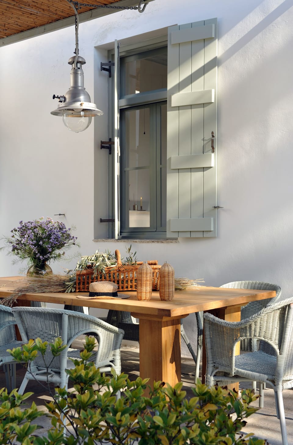 Dining area with sea views in the terrace in front of the villa
