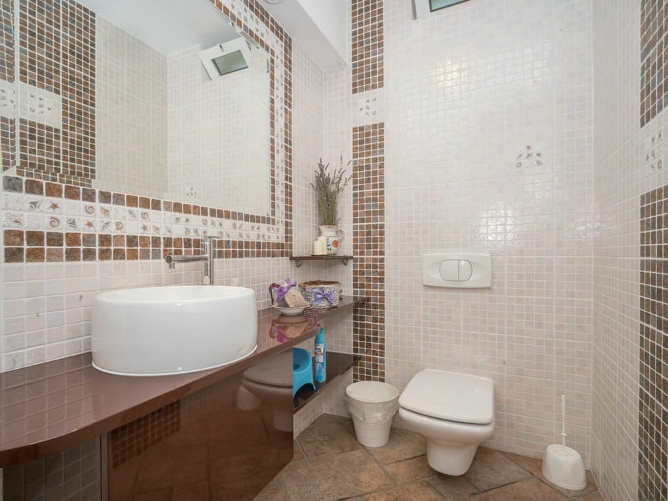 Mirror, Property, Plumbing Fixture, Building, Bathroom, Purple, Interior Design, Architecture, Floor, Flooring