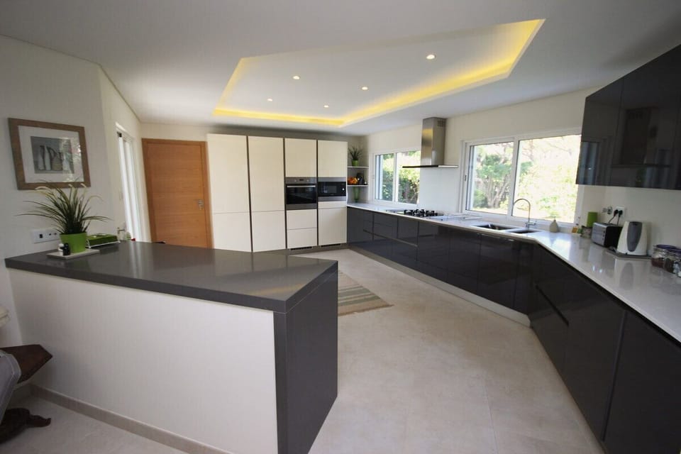 Kitchen & breakfast bar