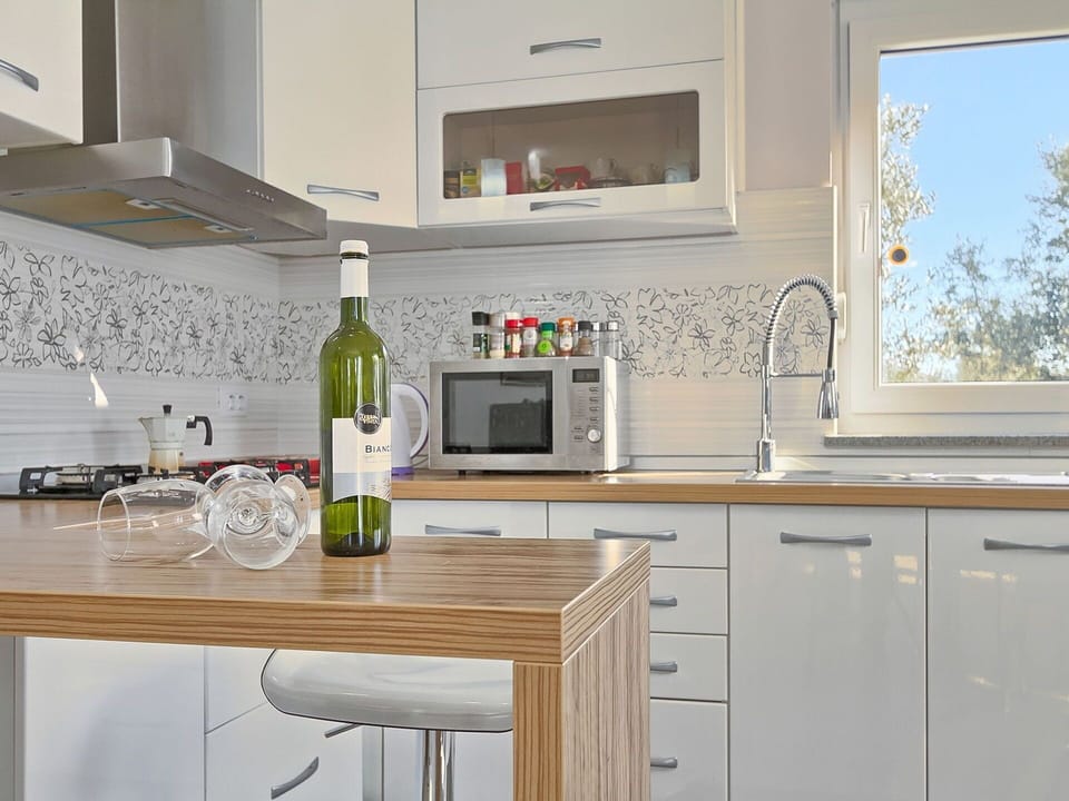 Countertop, White, Kitchen, Furniture, Room, Cabinetry, Property, Interior Design, Tile, Home