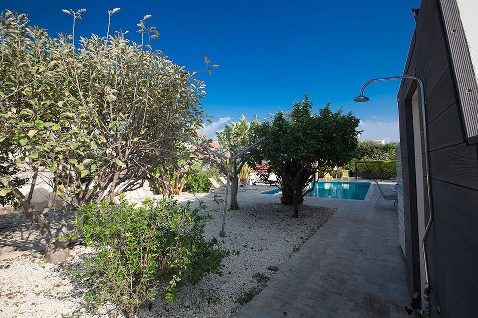 Garden with outside shower