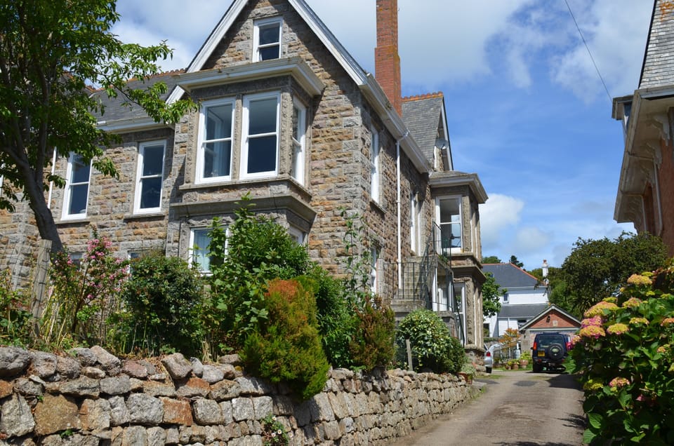 Foys, the annexe is at the rear