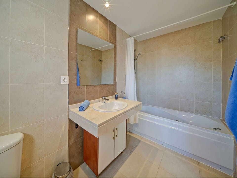 Mirror, Tap, Plumbing Fixture, Sink, Bathroom Sink, Property, Bathtub, Bathroom Cabinet, Building, Bathroom