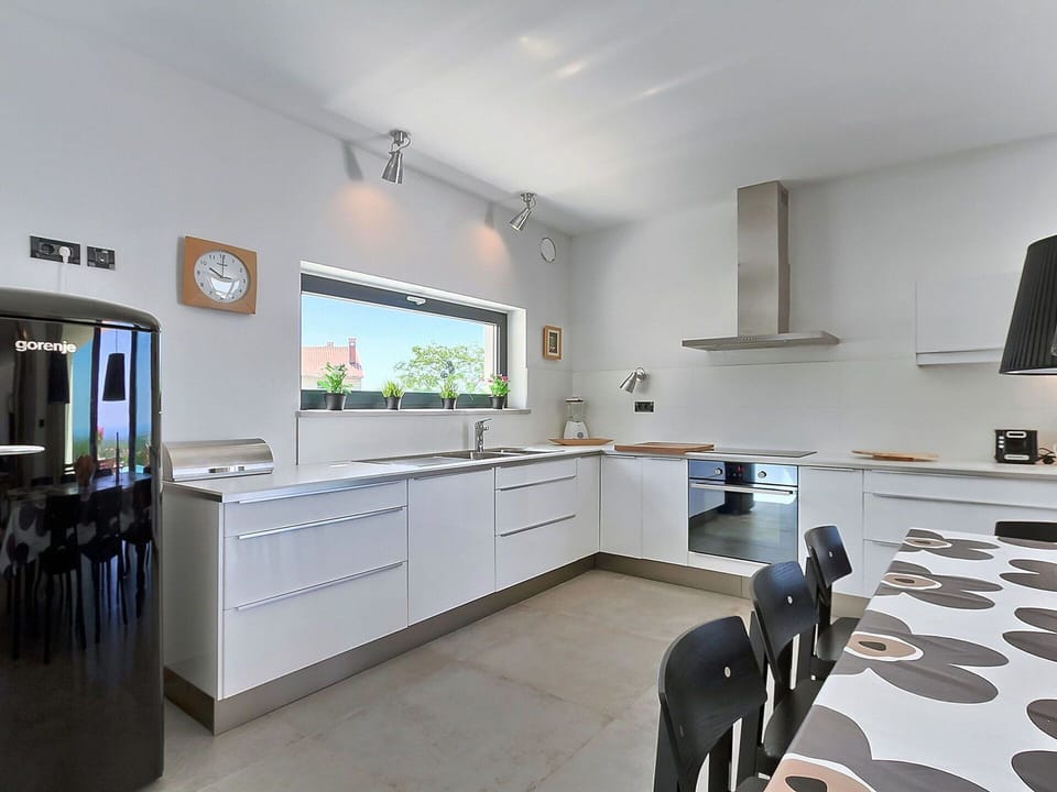 Property, Room, Furniture, Building, Interior Design, Kitchen, Floor, Cabinetry, House, Ceiling