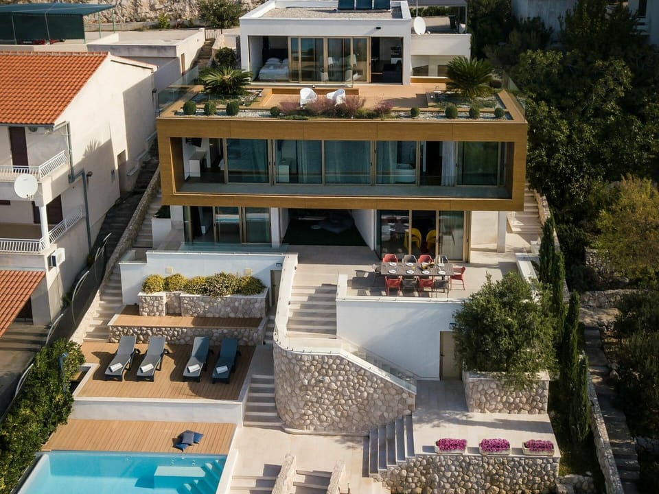 Building, Plant, Property, Window, Tree, Urban Design, Condominium, Residential Area, Landscape, Real Estate