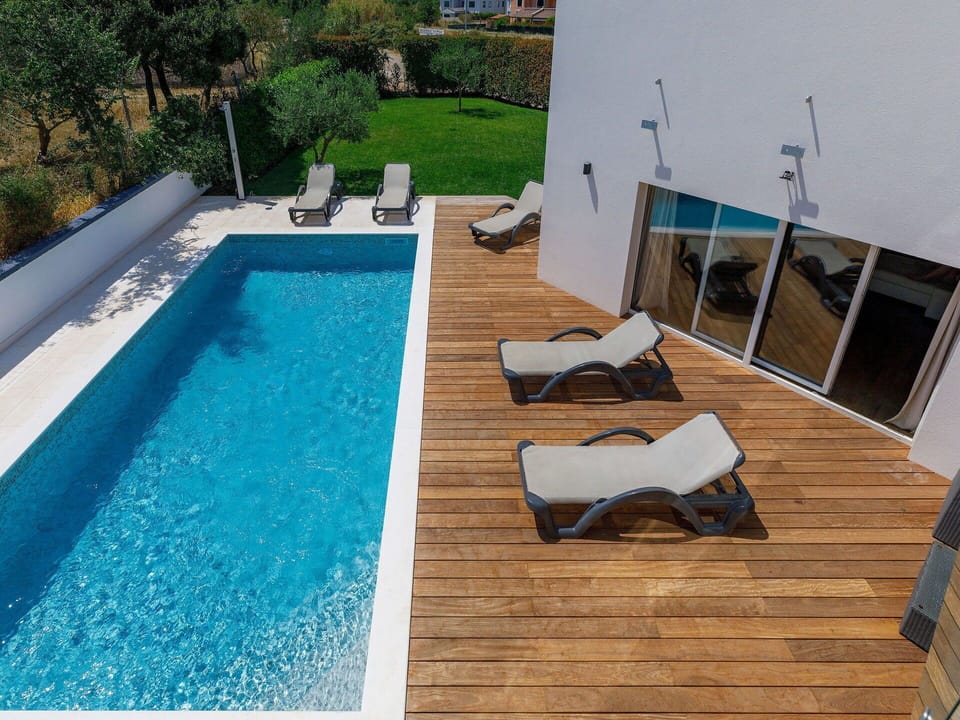 Water, Plant, Property, Swimming Pool, Blue, Shade, Outdoor Furniture, Wood, Rectangle, Flooring